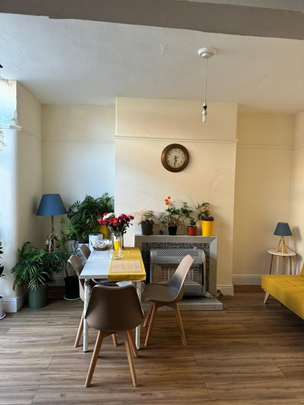1 bedroom in a house share to rent - Photo 1