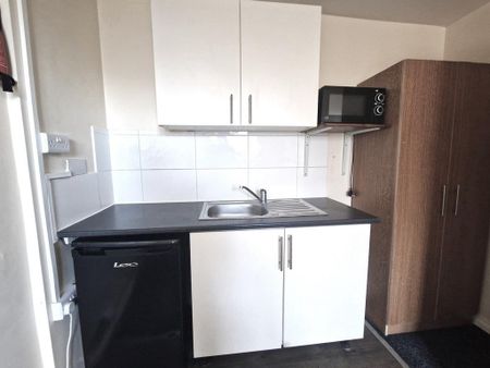 1 bedroom in a house share to rent - Photo 3