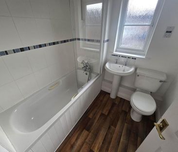 3 bedroom end of terrace house to rent - Photo 2