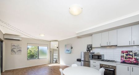 Central 1 by 1 Apartment - Photo 4