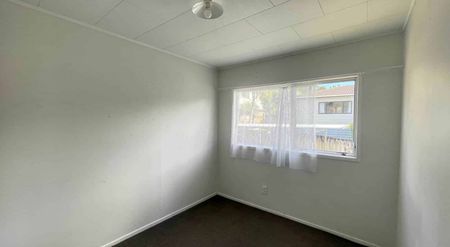 Tidy & Secured family home - Photo 4