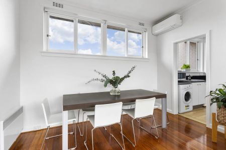 Light-Filled Top-Floor Retreat in a Prime Lifestyle Location - Photo 4