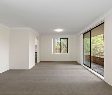 SPACIOUS & FRESHLY RENOVATED APARTMENT IN EXCELLENT LOCATION - Photo 1