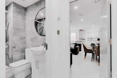 6 Beds 3 Baths - Photo 5