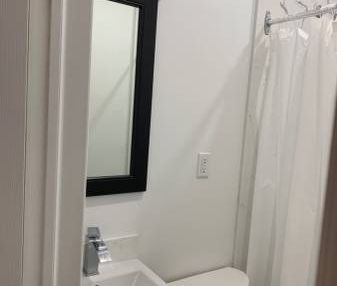 Downtown Toronto, College/Bathurst room+private Bathroom 1200/Month - Photo 2