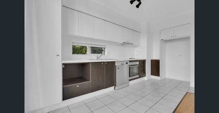 Stylish, low-maintenance apartment with pool in a secure complex offering both comfort and convenience. - Photo 4