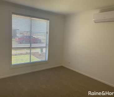 4 Bedroom Family Home with 2 Living Areas! - Photo 5