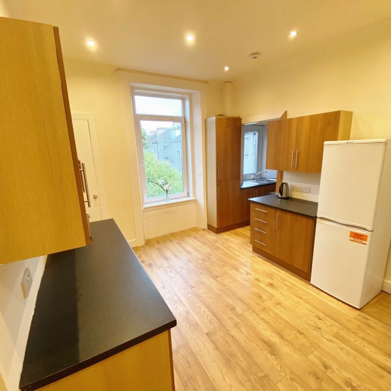 To Let 1 Bed Flat - Photo 1