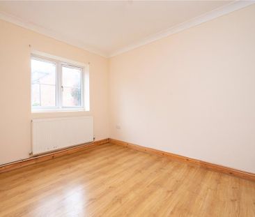 3 bedroom end of terrace house to rent - Photo 2