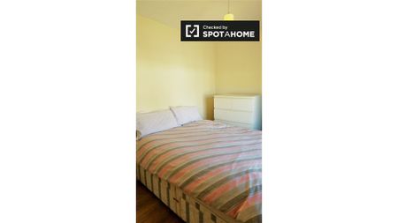 Room for rent in 2-bedroom house in Ballygall, Dublin - Photo 3