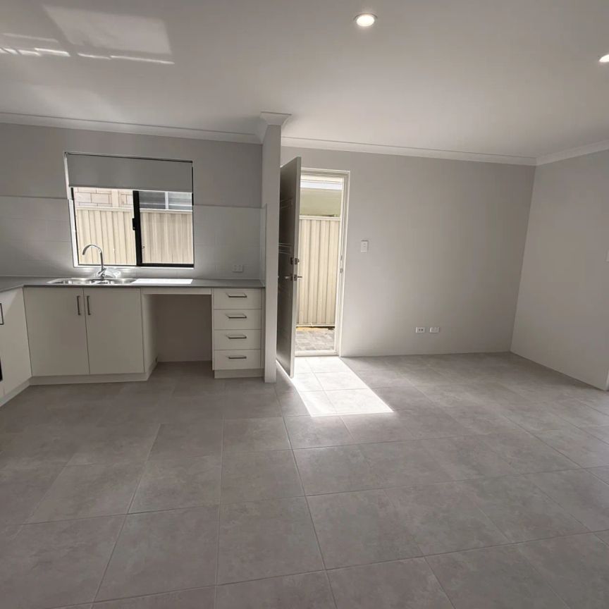 Brand New Low maintenance 2 x 1 x 1 in heart of South Yunderup - Photo 1