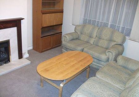 Next to Hull University, Spacious 4 Bed semi-detached student property - Photo 4