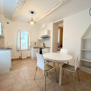 A LOUER PERTUIS 84120 CENTRE VILLE APPARTEMENT MEUBLE TYPE 2 PIECES D'ENVIRON 33M² - Photo 2