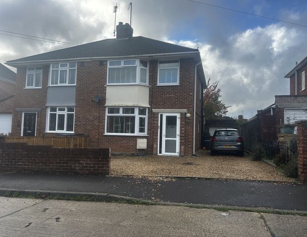 Richmond Road, Yeovil - Photo 1