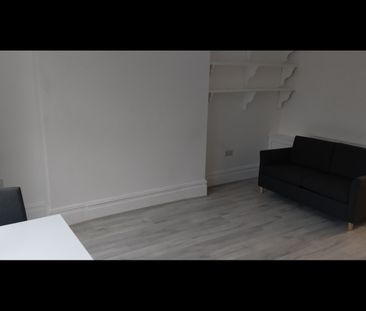 1 Bed Flat, Polygon Road, M8 - Photo 3