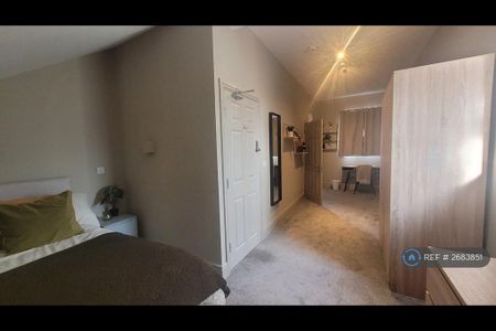 1 bedroom in a house share to rent - Photo 2