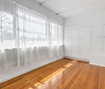 TWO BEDROOM IN GREAT LOCATION NEAR ELSTERNWICK PARK. - Photo 2