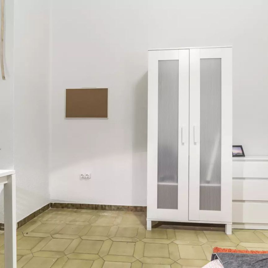 Huge room with window view interior patio in shared apartment, Eixample - Foto 1