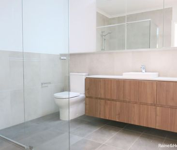 "MODERN 3 BEDROOM TOWNHOUSE" - Photo 4