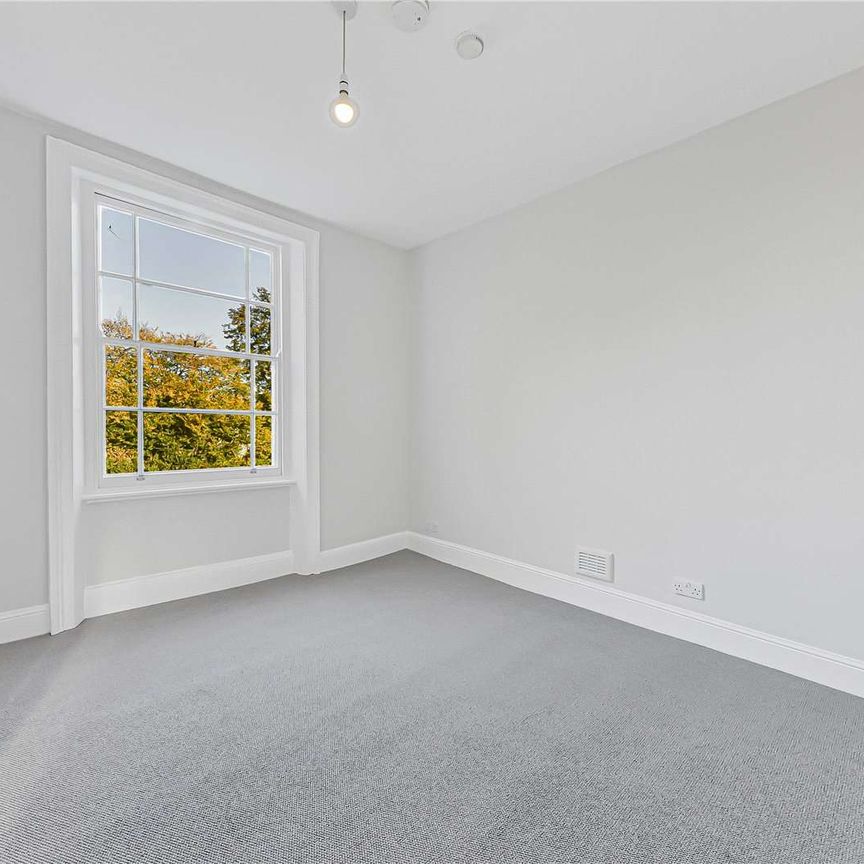 Top floor two bedroom set in the heart of St. John's Wood. - Photo 1