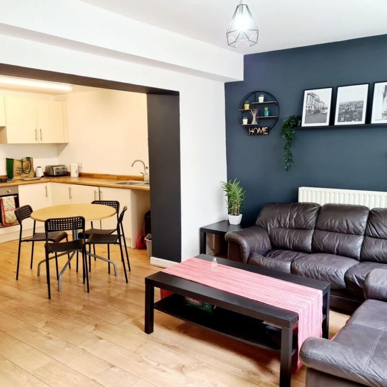 5 bedroom private hall to rent - Photo 1