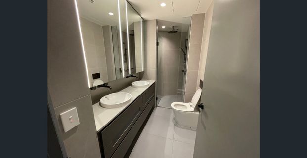 Luxury Waterfront Living in Prime Docklands Location – Flexible Lease Options - Photo 1