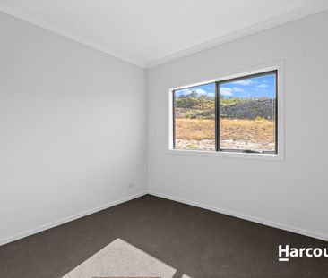 Brand New Four-Bedroom Home in a Prime Pakenham Location - Photo 3