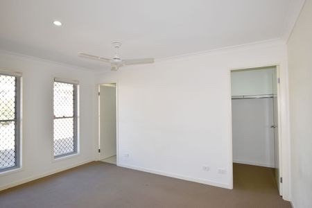 SPACIOUS MODERN FAMILY HOME - Photo 4