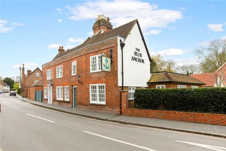 A charming and thoughtfully converted Grade II listed five-bedroom home, formerly the Blue Anchor pub, blending character and modern living in the heart of St Albans. - Photo 2