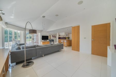 6 bedroom detached house to rent - Photo 3