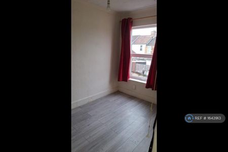 3 bedroom end of terrace house to rent - Photo 3