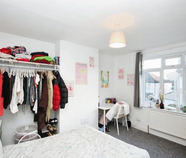 4 bedroom end of terrace house to rent - Photo 5