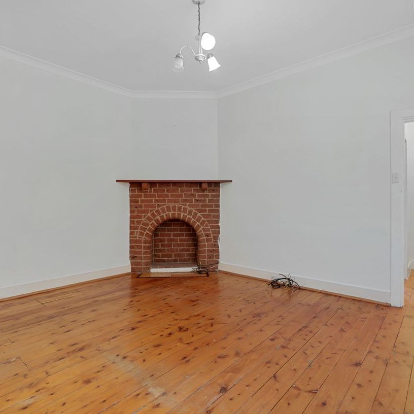 "Short Term Lease Only Until April 1, 2026" - Ground Floor One Bedroom Garden Apartment + Large Sunroom only Metres to Bondi Beach! - Photo 1