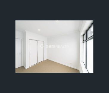 3 bedroom townhouse positioned in perfect location! - Photo 3