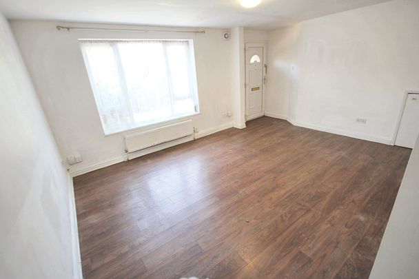 The Dingle, Uxbridge, UB10 - Photo 1