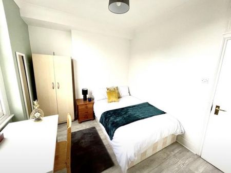 3 bedroom flat to rent - Photo 5