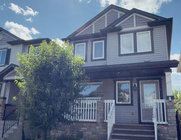 ✨ Beautiful 3-Bed Detached Home | 2-Car Garage | $2190/month — 3 Bedrooms House - Photo 1