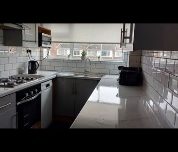 3 Bed Semi-Detached House, Hunts Close, LU1 - Photo 2
