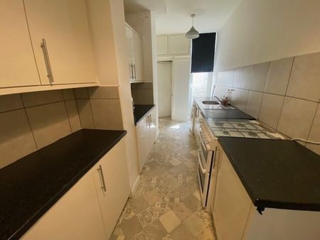 3 bedroom end of terrace house to rent - Photo 2