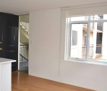 Light-Filled Apartment in Sought-After Clifton Hill - Photo 2