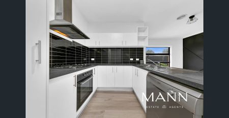 Spacious Family Home in Roxburgh Park - Perfect for Your Next Move! - Photo 2