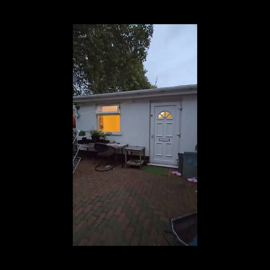 Studio Flat, Rokeby Street, E15 - Photo 2