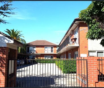 Refurbished One Bedroom apartment - Photo 5