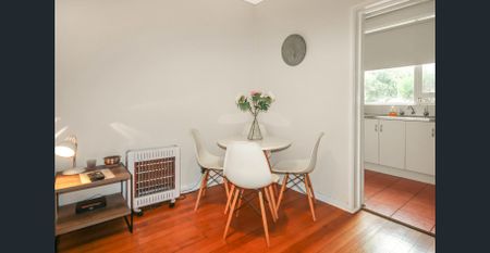 Ground Floor Living with Workspace Flexibility! - Photo 2