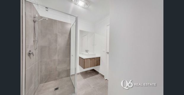 Brand New, Stylish Townhouse in Prime Westwood Estate Location! - Photo 1