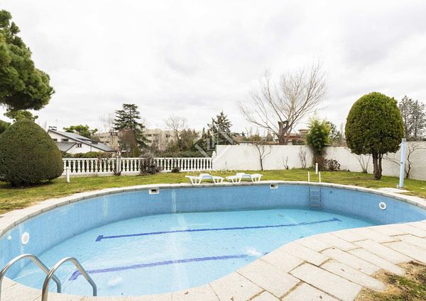 Spectacular 8-bedroom villa for rent, with a dream garden in La Florida, one of the most exclusive and safe urbanizations in Madrid.