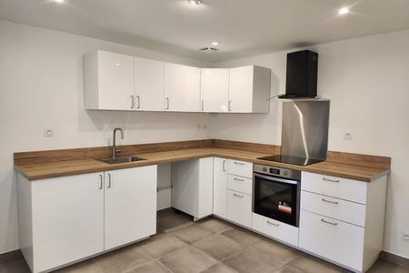 SAINT CHAMAS - Maison mitoyenne de 110m² rénovée à neuf - Photo 5