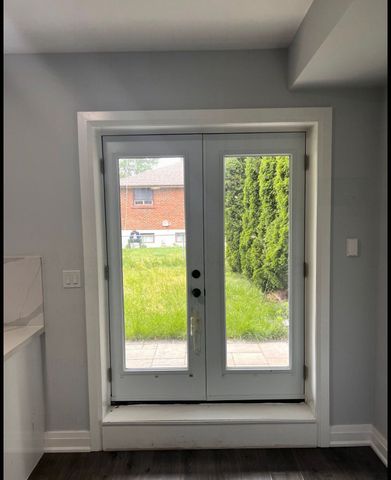 For Lease - 574 B Pharmacy Ave Avenue, Toronto, Ontario - Photo 4