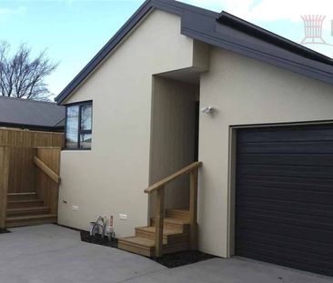 Three bedroom townhouse close to the inner city! - Photo 2