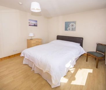 Room 3, 185 Dunluce Avenue, Belfast, BT9 7AX - Photo 3